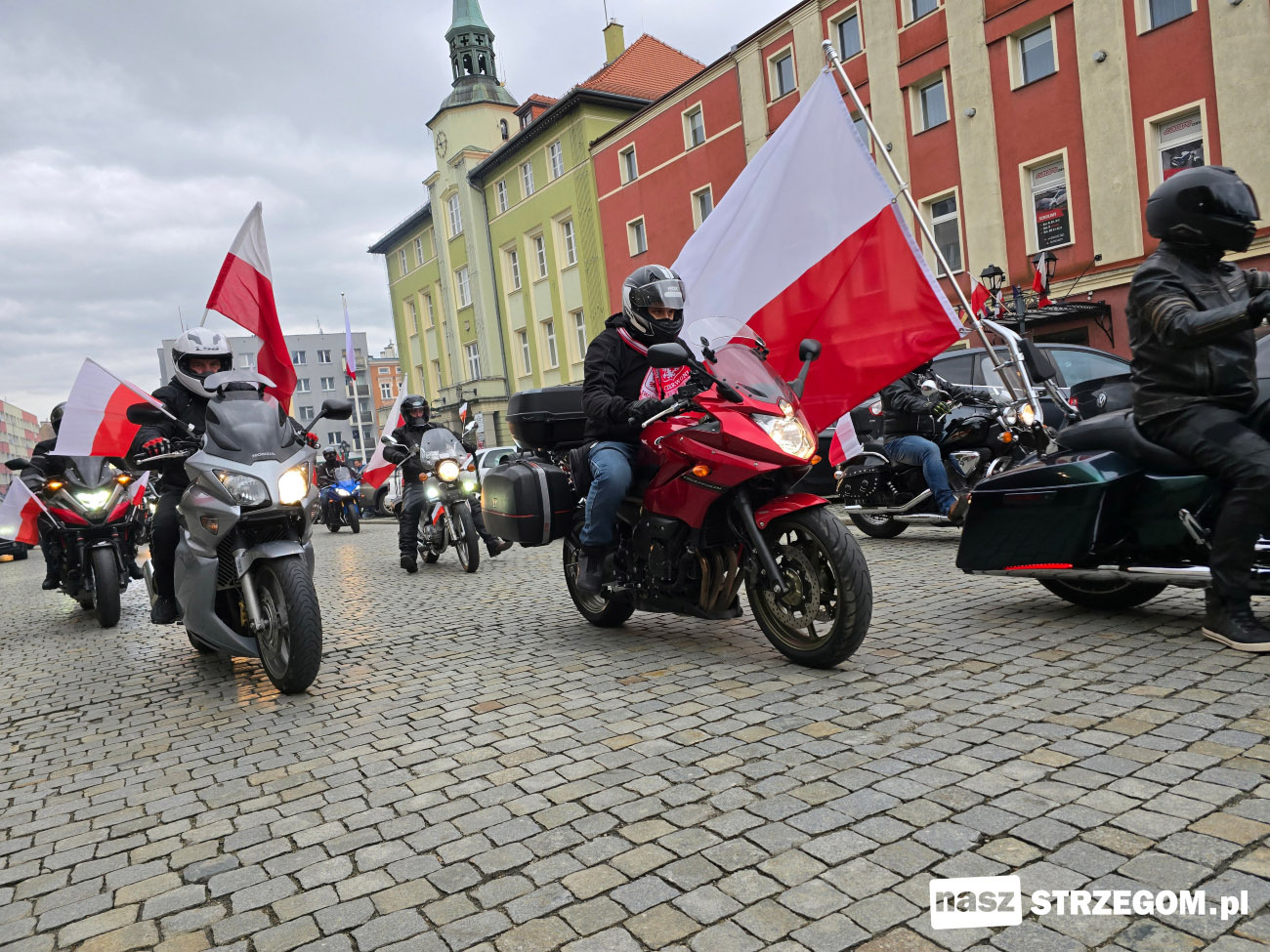 Blisko setka motomaniaków wzięła udział w niepodległościowej paradzie po ulicach Strzegomia [FOTO] 